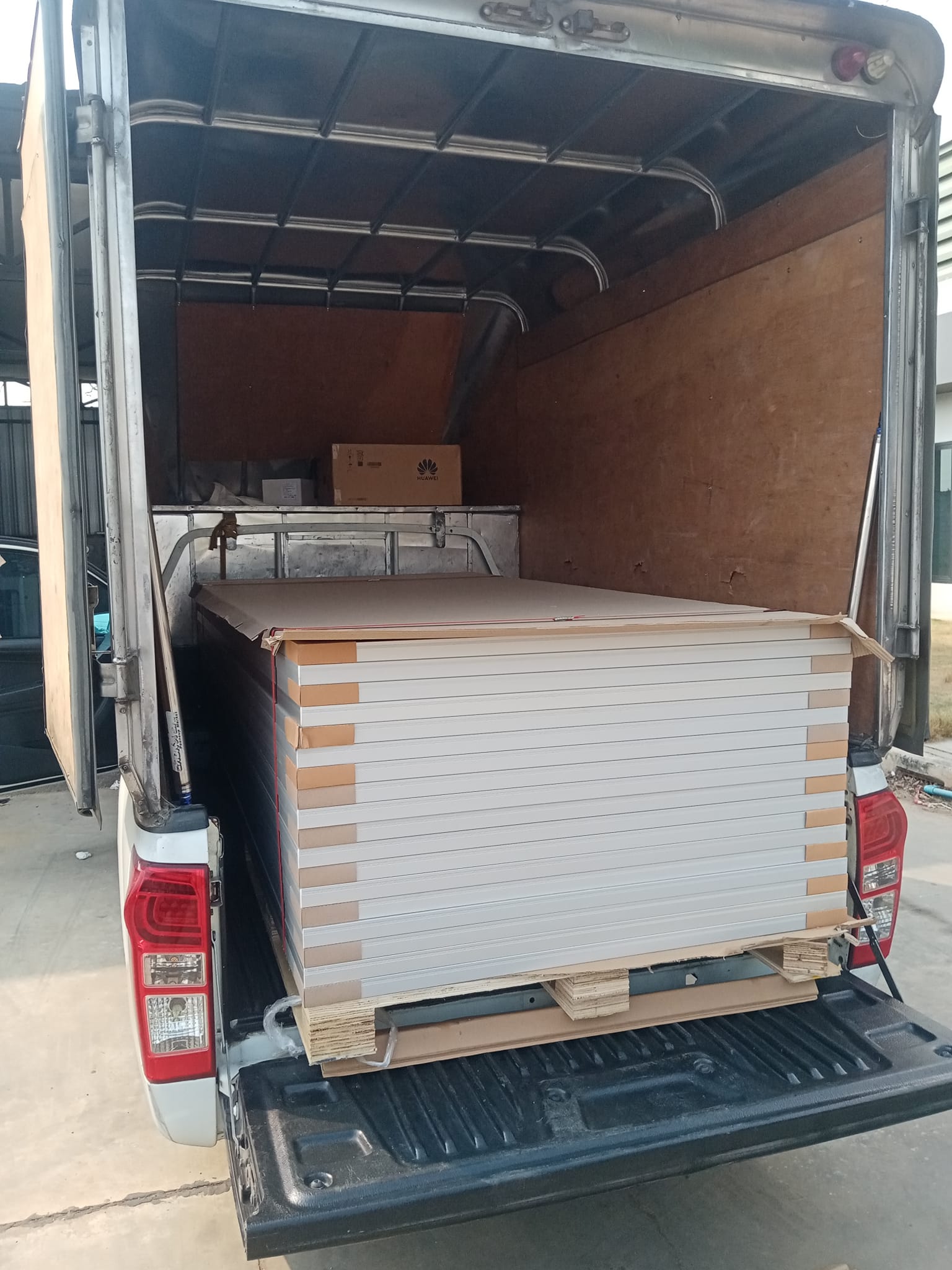 ขนส่งแผงโซล่าเซลล์ 